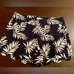 Ladies Sz. 4 crown & ivy Shelby shorts
